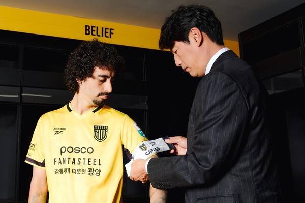 전남드래곤즈 발디비아와 박동혁 감독./사진=전남드래곤즈