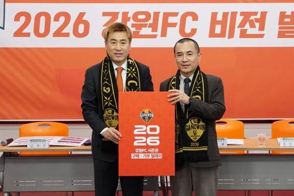 김병지 대표이사(왼쪽)와 김진태 구단주. /사진=강원FC