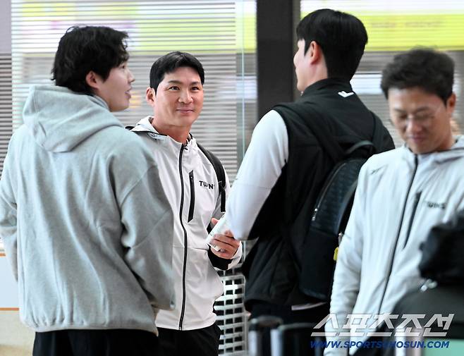 LG 트윈스 선수단이 25일 인천공항을 통해 2차 전지훈련지인 일본 오키나와로 출국했다. 임찬규 오지환 홍창기가 이야기를 나누고 있다. 인천공항=허상욱 기자wook@sportschosun.com/2026.02.25/