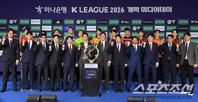 하나은행 K리그1 2026 개막 미디어데이가 25일 오전 서울 홍은동 스위스그랜드호텔 컨벤션센터에서 열렸다.  12개 구단 감독과 선수들이 함께 포즈를 취하고 있다. 정재근 기자 cjg@sportschosun.com/2026.2.25/