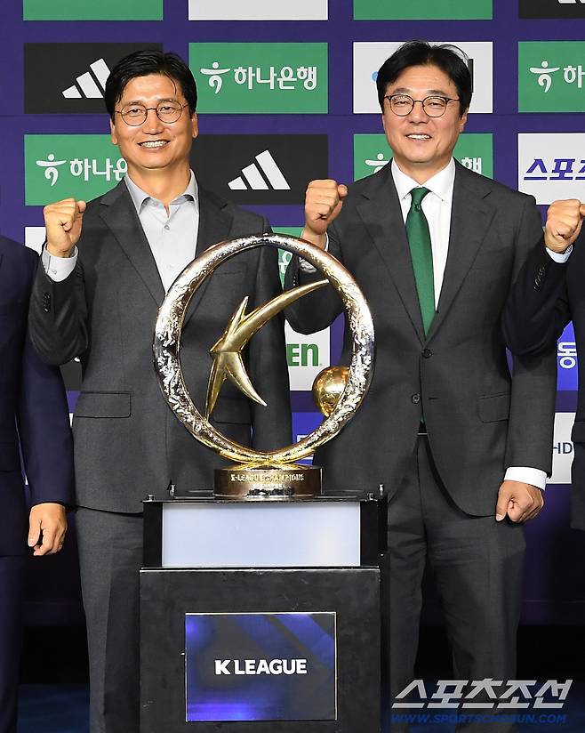 하나은행 K리그1 2026 개막 미디어데이가 25일 오전 서울 홍은동 스위스그랜드호텔 컨벤션센터에서 열렸다.  전북 정정용 감독과 대전 황선홍 감독이 함께 파이팅 포즈를 취하고 있다. 정재근 기자 cjg@sportschosun.com/2026.2.25/