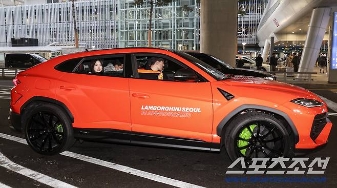 2026 밀라노·코르티나담페초 동계올림픽 일정을 마친 쇼트트랙 김길리가 24일 오후 인천국제공항을 통해 귀국해 람보르기니를 타고 공항을 나서고 있다. 인천공항=허상욱 기자wook@sportschosun.com/2026.02.24/