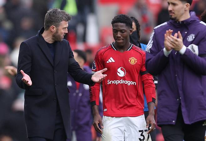 캐릭 감독과 마이누   EPA<저작권자(c) 연합뉴스, 무단 전재-재배포, AI 학습 및 활용 금지>