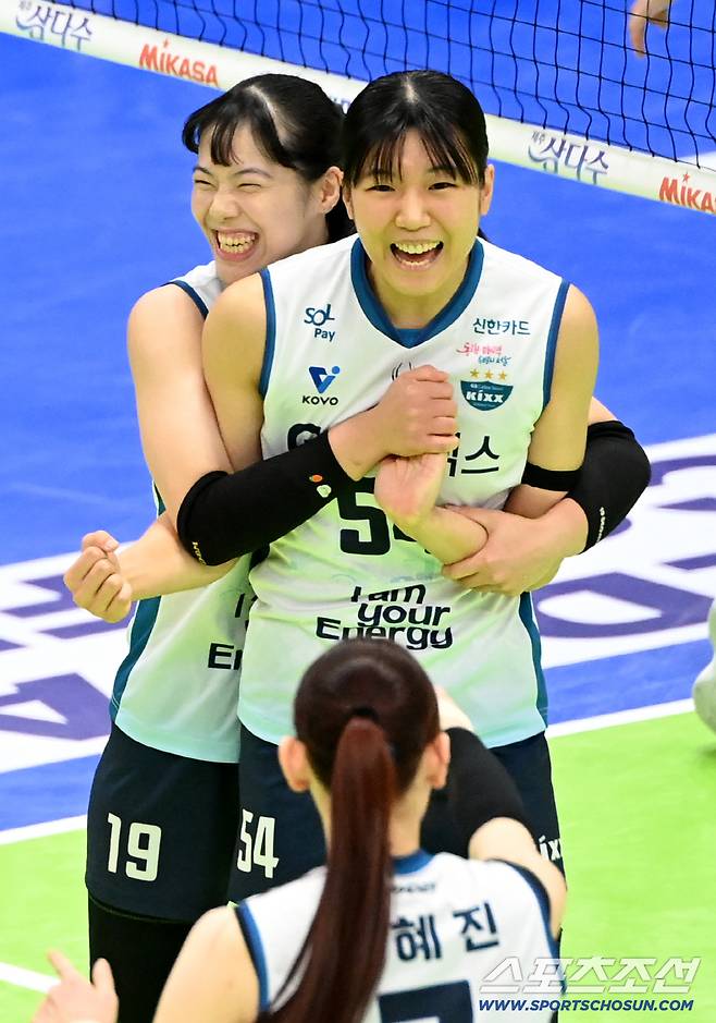 2일 수원체육관에서 열린 V리그 여자부 현대건설과 GS칼텍스의 경기. GS칼텍스 오세연이 득점을 성공한 후 유서연과 기뻐하고 있다. 수원=허상욱 기자wook@sportschosun.com/2025.12.02/