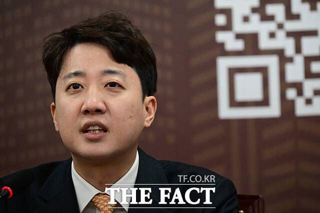 이준석 개혁신당 대표는 27일 한국사 강사 출신 강성 보수 유튜버 전한길 씨와 '부정선거'를 주제로 무제한 토론을 벌인다. /남윤호 기자