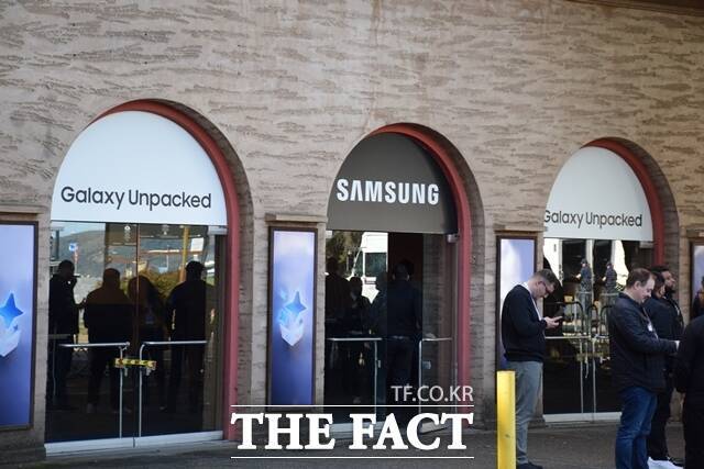 25일(현지시간) 미국 샌프란시스코에서 열린 '갤럭시 언팩 2026(Galaxy Unpacked 2026)' 행사 개최지 팰리스 오브 파인 아트 입구에 방문객들이 대기하고 있다. /샌프란시스코=우지수 기자