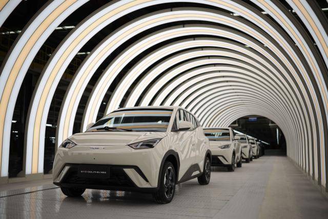 BYD는 2450만원대 소형 해치백 '돌핀'을 앞세워 국내 시장 공략을 강화하고 있다. /BYD