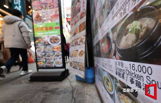 연초 외식 물가가 고공행진을 이어가고 있는 14일 서울 종로의 한 식당가에 메뉴 안내판이 붙어 있다. 통계청의 소비자 물가동향에 따르면 지난해 외식 물가 상승률은 전녁보다 6% 상승해 30년 만에 가장 높은 수치를 기록했다. 사진=조용준 기자 jun21@