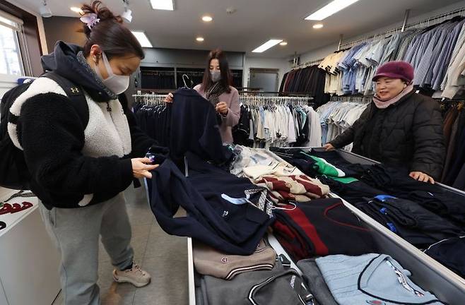 정부가 교복값 부담을 줄이기 위한 대대적인 조치에 나섰다. 사진은 서울 송파구의 '나눔교복 매장'. 연합뉴스.