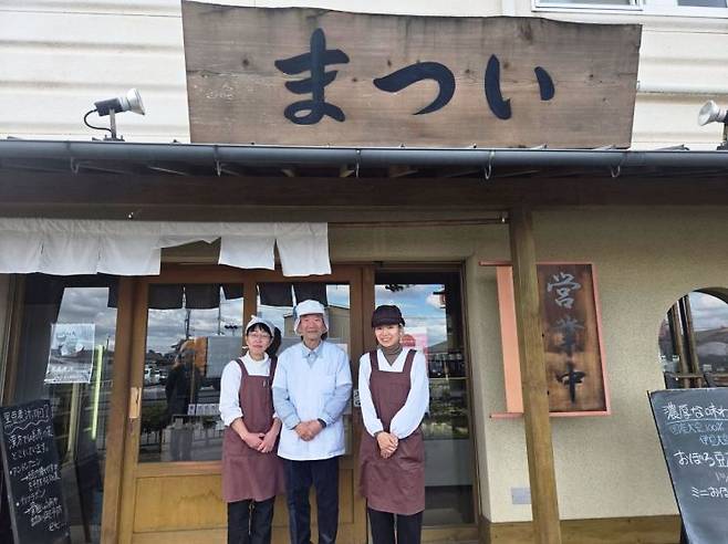 마츠이 아키오 마츠이식품 대표가 아내와 딸과 함께 기념사진을 찍고 있다. 주상돈 기자
