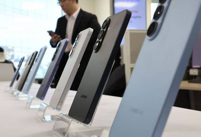 26일 서울 중구 태평로빌딩에서 열린 '삼성 갤럭시 언팩 2026' 행사에 갤럭시 S26, S26플러스, S26울트라 모델이 전시돼 있다. 연합뉴스