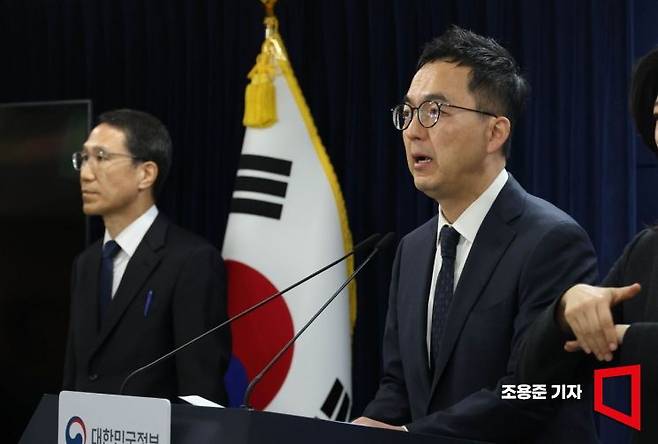 구자현 검찰총장 직무대행과 유재성 경찰청장 직무대행이 26일 서울 종로구 정부서울청사에서 AI 악용 등 가짜뉴스 엄정 대응을 위한 검경 합동 담화문을 발표하고 있다. 2026.2.26 조용준 기자