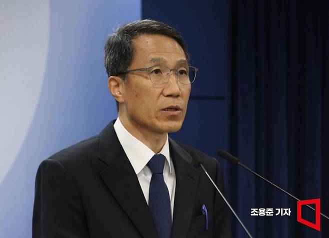 유재성 경찰청장 직무대행이 26일 서울 종로구 정부서울청사에서 AI 악용 등 가짜뉴스 엄정 대응을 위한 검경 합동 담화문을 발표하고 있다. 2026.2.26 조용준 기자