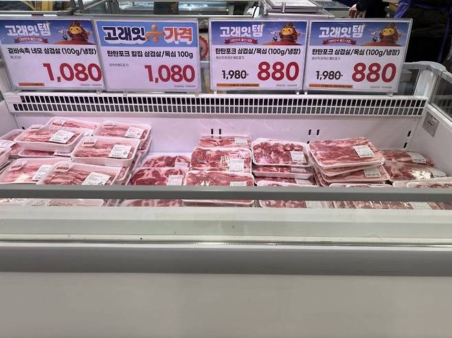 이마트 용산점의 돼지고기 행사 매대. 권재희 기자.