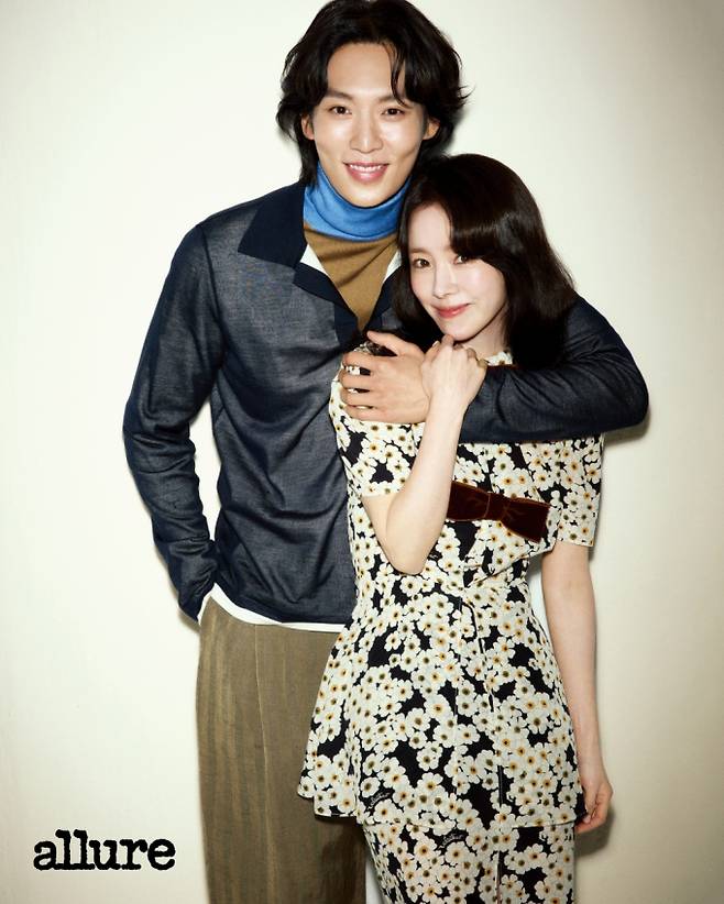 ‘미혼남녀의효율적만남’ 한지민·박성훈, 현실 연인 분위기 (제공: 얼루어 코리아)