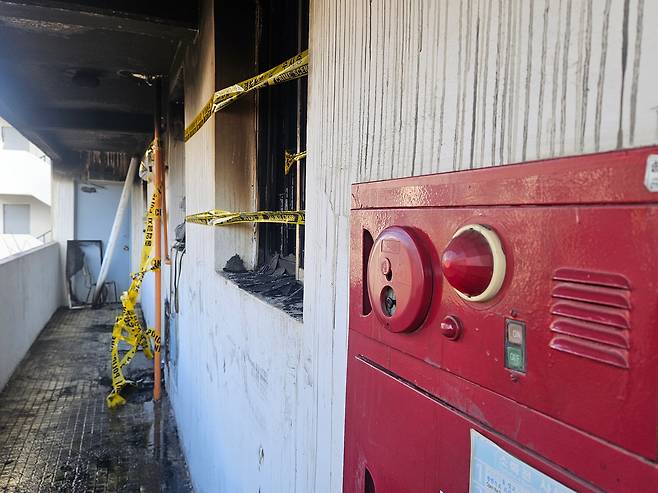 지난 24일 오전 불이 났던 서울 강남구 대치동 은마아파트 8층 집의 외벽과 바닥이 검게 그을린 모습. 이 화재로 4명의 사상자가 발생했다./지혜진 기자