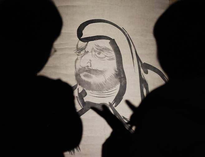 새롭게 단장한 서화실에 김명국의 '달마'가 전시됐다. 25일 언론공개회에서 관계자들이 작품을 감상하고 있다. /연합뉴스