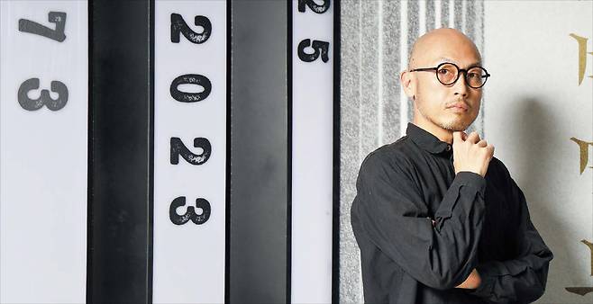 대학로 극장에서 만난 마에카와 토모히로는 “내 연극에 외계인이나 요괴, 다른 세계가 등장하는 건, 아마도 미지의 경이를 마주할 때 인간은 스스로 겸허해질 수 있다고 믿기 때문일 것”이라고 했다./장경식 기자