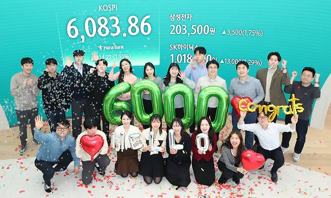 코스피가 6000선을 넘긴 6083.86에 마감한 25일 오후 서울 중구 하나은행 딜링룸에서 딜러들이 코스피 6000 돌파 세리머니를 하고 있다. 2026.02.25. /박성원 기자