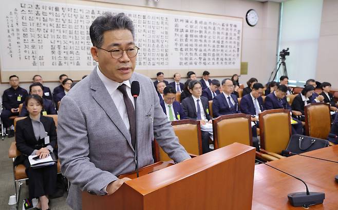 백해룡 경정이 지난해 10월 27일 서울 여의도 국회 법제사법위원회에서 열린 국정감사에서 의원 질의에 답하고 있다./남강호 기자