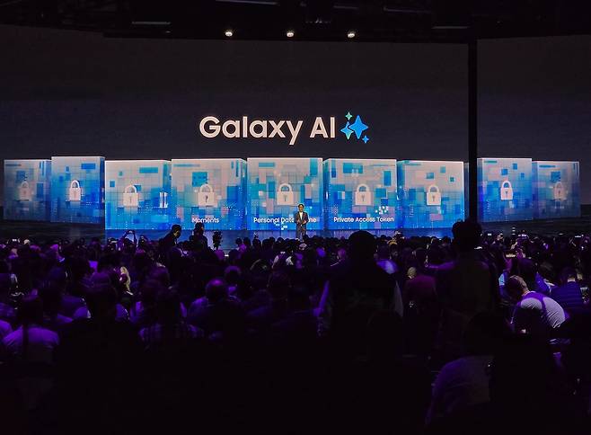 25일(현지 시각) 미 캘리포니아주 샌프란시스코 '팰리스오브파인아트'에서 갤럭시 S26 언팩(공개) 행사가 열리고 있다./삼성전자