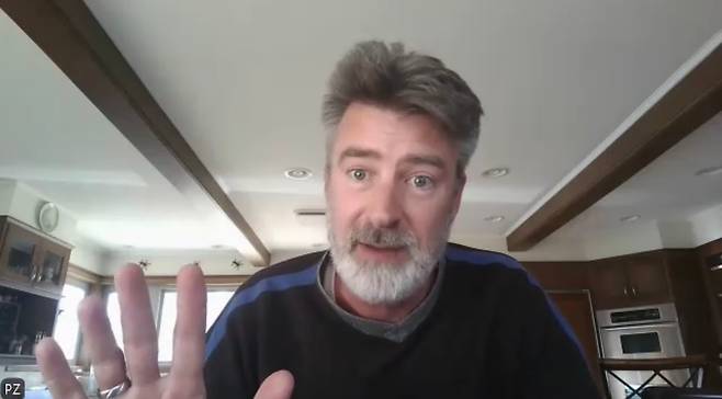 본지와 화상으로 인터뷰 중인 피터 자이한 '자이한 지정학 연구소' 소장.