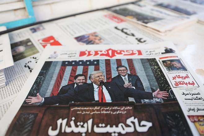 26일 이란 수도 테헤란의 한 신문 판매대에 트럼프 대통령의 국정 연설 사진이 실려 있는 모습. /로이터 연합뉴스