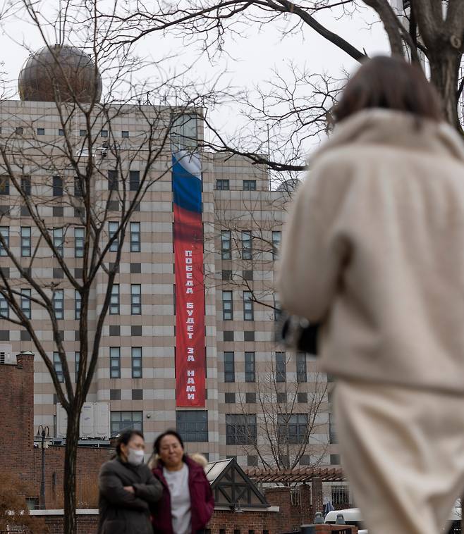 24일 서울 중구 주한러시아대사관 외벽에 '승리는 우리의 것이다'라고 적힌 대형 현수막이 걸려있다. /김지호 기자