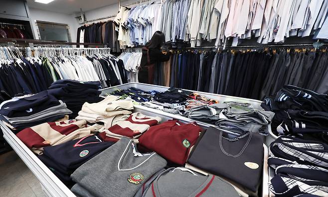 서울 송파구 나눔교복매장에서 관계자가 교복을 정리하고 있다.  /뉴스1