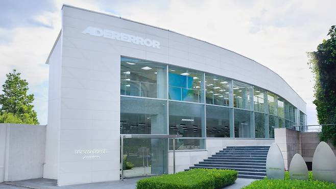 아더에러(ADER ERROR)가 지난해 8월 일본 도쿄 오모테산도에 연 해외 플래그십 스토어 '아더에러 도쿄 스페이스' 외관. /아더에러 공식 홈페이지 캡처