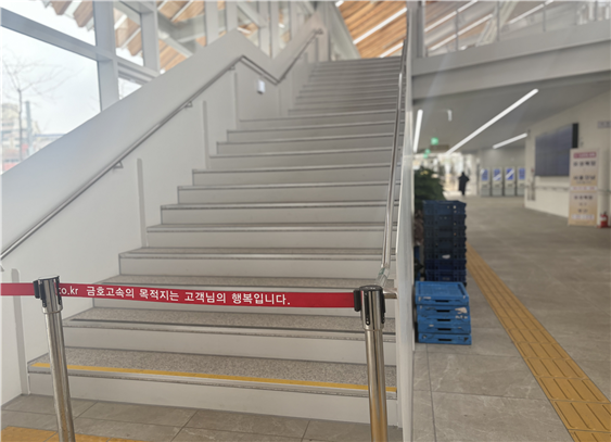 대전유성복합터미널 2층으로 향하는 계단 앞에 출입을 통제하는 차단 봉이 세워져 있다.