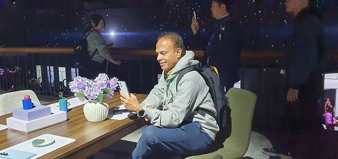 25일(현지시간) 오전 10시 미국 샌프란시스코에 위치한 팰리스 오브 파인 아트(Palace of Fine Arts)에서 열린 '갤럭시 언팩 2026(Galaxy Unpacked 2026)' 행사에서 관람객들이 '갤럭시 S26 시리즈'를 살펴보고 있다.ⓒ데일리안 조인영 기자