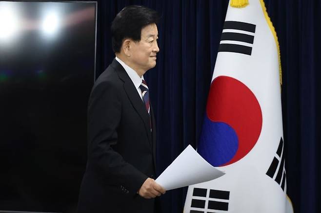 정동영 통일부 장관이 18일 오후 서울 종로구 정부서울청사에서 '무인기사건' 관련 입장 발표 및 재발방지대책 추진계획 등 브리핑을 위해 단상으로 향하고 있다. ⓒ뉴시스