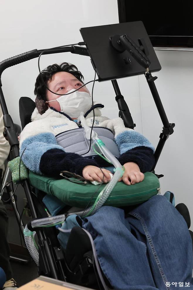 25일 서울 강남세브란스병원에서 만난 김선호 씨(20)가 안구 마우스를 사용해 인터넷 서핑을 하고 있다. 김 씨는 태어난 직후 척수성근위축증을 진단받고 24시간 인공호흡기에 의지한 채 살고 있다. 변영욱 기자 cut@donga.com