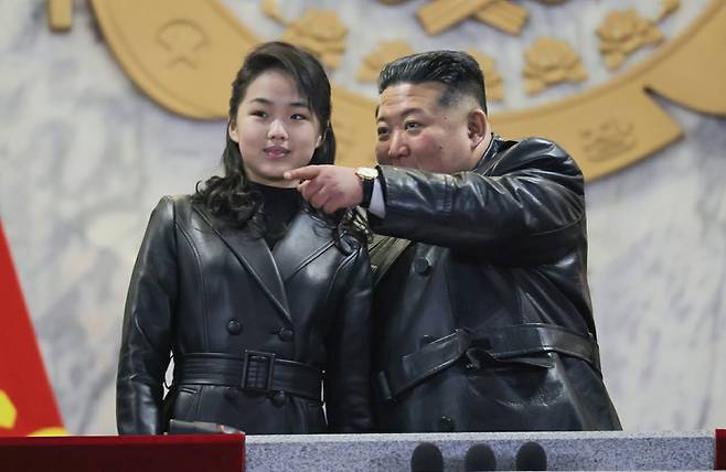 북한이 25일 제9차 노동당 대회 폐막을 기념하는 열병식을 평양 김일성광장에서 개최했다. 김정은 노동당 총비서는 연설에서 “우리 무력은 모든 상황에 준비돼 있다”며 “어떤 세력의 군사적 적대행위에 대해서도 즉시에 처절한 보복공격을 가할 것”이라고 강조했다. 평양 노동신문=뉴스1