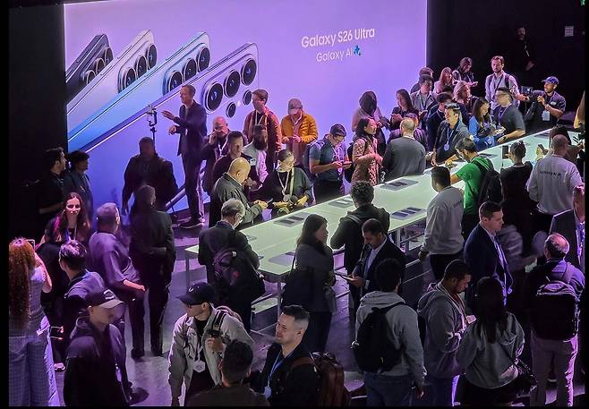25일(현지 시간) 미국 샌프란시스코에서 열린 갤럭시 언팩 2026에서 참석자들이 갤럭시 S26 시리즈를 체험하고 있다. 삼성전자 제공