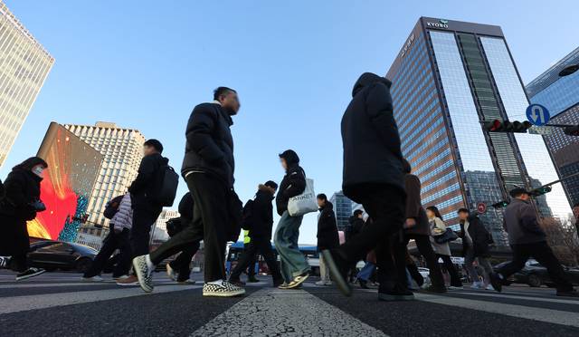전국 대부분 지역의 아침 기온이 영하권에 머문 지난 19일 서울 종로구 광화문 사거리에서 설 연휴를 끝낸 시민들이 출근하고 있다. [연합뉴스]