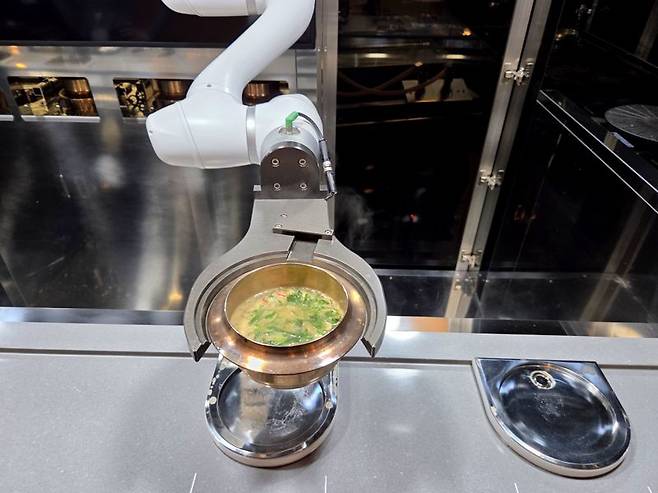 삼성웰스토리 본사 구내식당에 설치된 웰리봇이 국을 서빙하고 있다. 사진=박경호 기자