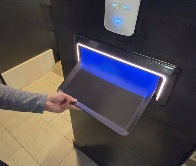 디스펜서에서 소독된 트레이가 나오고 있다. 사진=박경호 기자