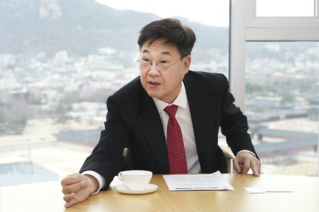 정문헌 종로구청장이 지난 24일 종로구 더케이트윈타워에 소재한 종로구청 임시청사 집무실에서 인터뷰를 갖고, 종로의 긍정적인 변화를 위한 정책을 소개하고 있다. 종로구 제공