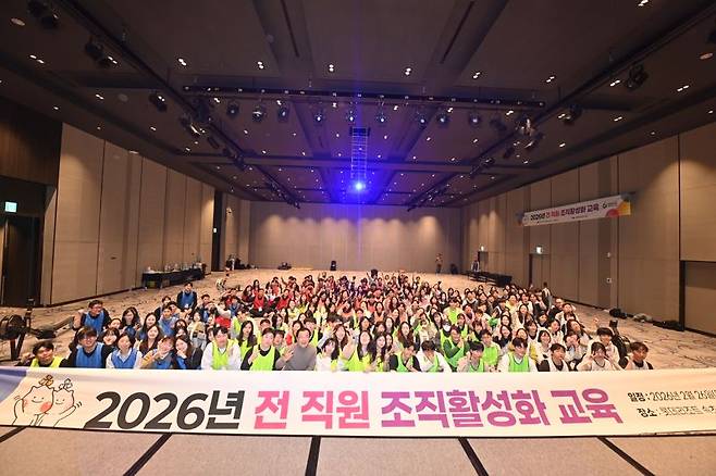 26일 오후 강원도 속초 롯데리조트에서 하남시청 조직 활성화 교육 워크숍에 참석한 이현재 시장과 7급 이하 공무원들이 기념 촬영을 하고 있다. 사진=김경수 기자