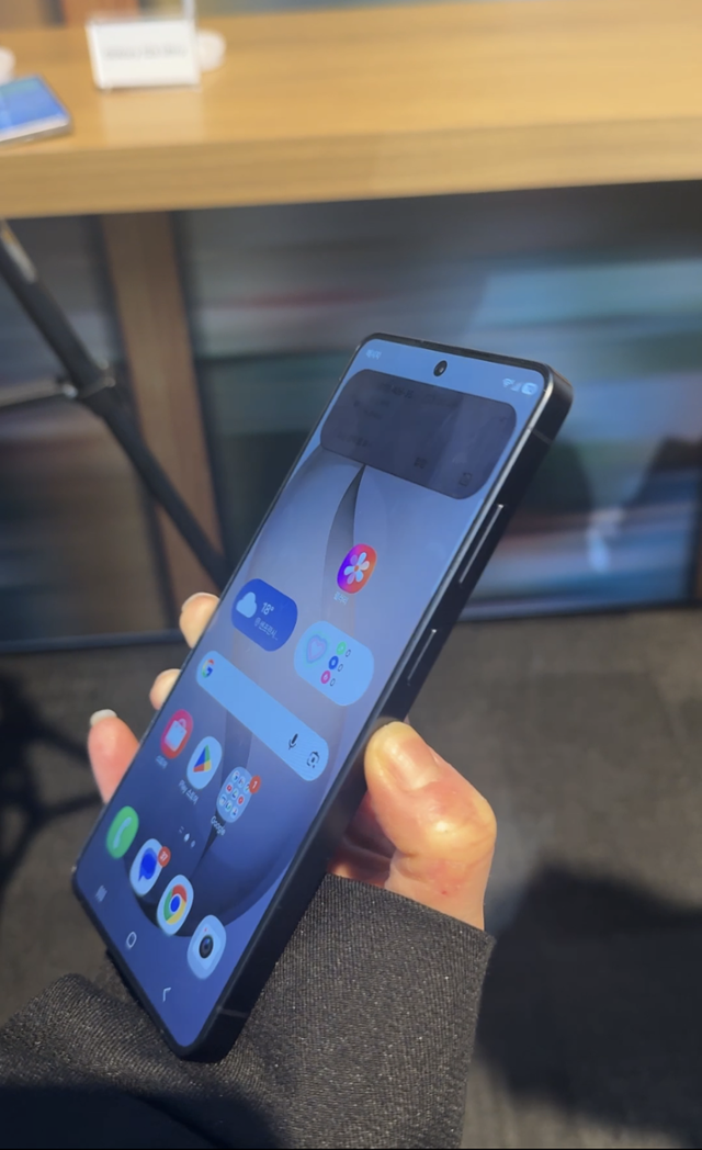 최상위 모델인 울트라에는 '프라이버시 디스플레이' 기능이 적용됐다. 정면이 아닌 측면에서 화면 밝기를 자동으로 낮춰 타인의 시선을 차단하는 기술이다. 별도의 필름 없이 원할 때 켜고 끌 수 있으며, 상단의 알림바만 가릴 수도 있다. 실리콘밸리=박지연 특파원