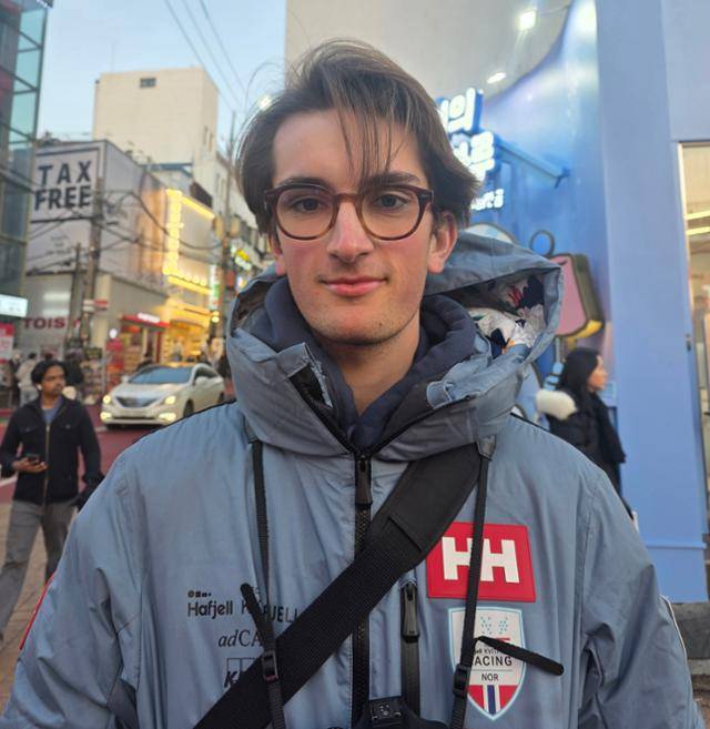 9일 노르웨이에서 온 세바스티안(21)이 서울 마포구 홍대 거리에서 웃고 있다. 김준형 기자