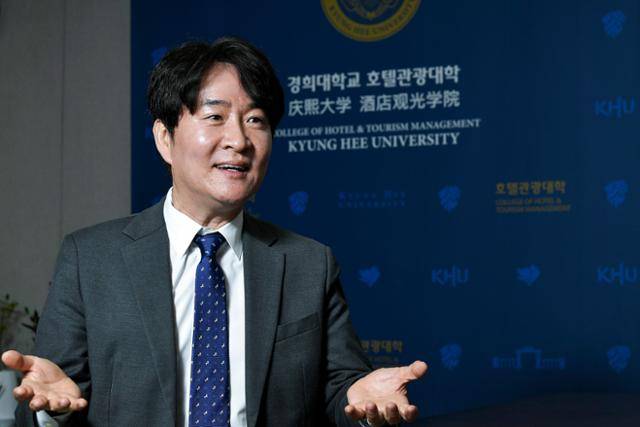 서원석 한국관광학회장이 12일 서울 동대문구 경희대 호텔관광대학 학장실에서 본보와 인터뷰하고 있다. 임지훈 인턴기자