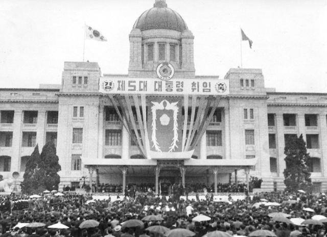 1963년 5대 대선에서 당선된 박정희 대통령의 취임식 장면. 1979년까지 16년 동안 이어질 박정희 시대의 본격적인 시작이었다. 한국일보 자료사진