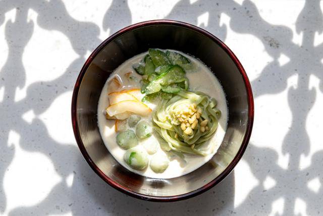 26일 선재스님이 취재진에 선보인 '승소 잣 야채 국수'. 한국불교문화사업단 제공