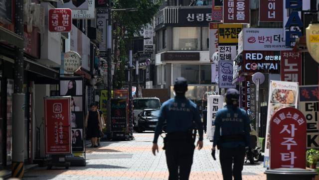 2023년 8월 무차별 흉기 난동 사건이 발생한 서울 관악구 신림역 4번 출구 인근 거리에서 경찰관들이 순찰하고 있다. 한국일보 자료사진