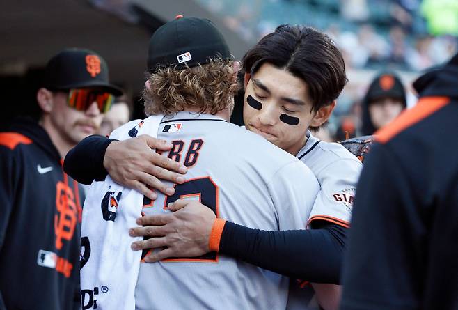이정후와 로건 웹과 포옹하고 있다. AFP=연합뉴스