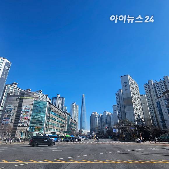 잠실 리센츠와 잠실 트리지움 아파트 너머로 잠실 롯데월드타워가 보인다. 2025.02.13 [사진=이효정 기자 ]