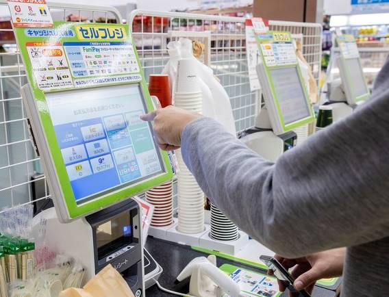 일본 편의점에서 한 고객이 계산을 하고 있다. [사진=야후재팬 ]